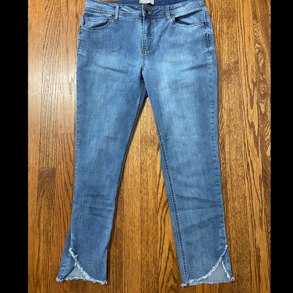 Distressed ankle denim jean